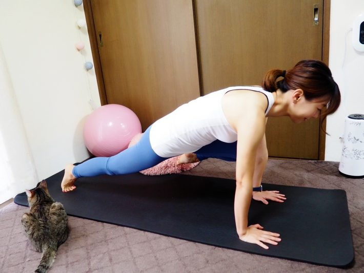 （4）「ハイプランク」に戻ったら、左足も同様におこなう