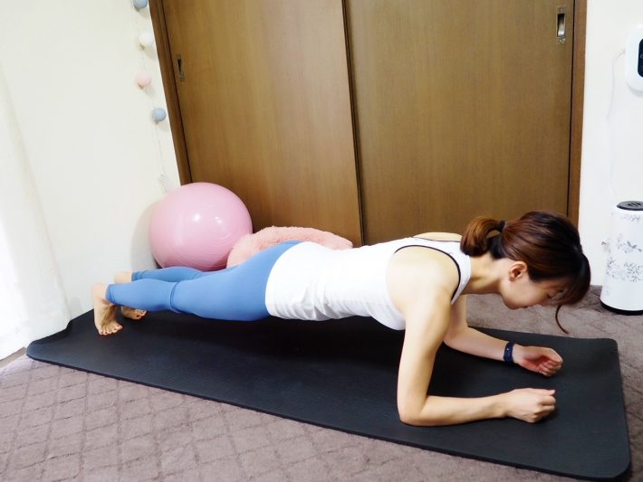 （1）「ハイプランク」の姿勢から、片方ずつひじを床につけて「プランク」の姿勢になる