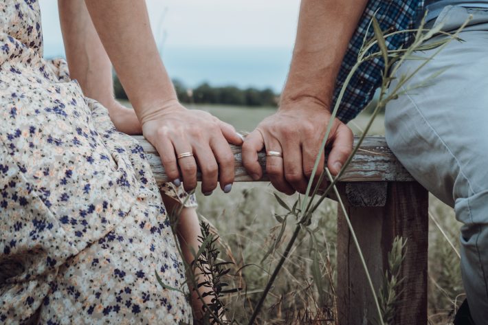 部活の顧問や幼馴染と交際に発展した人も