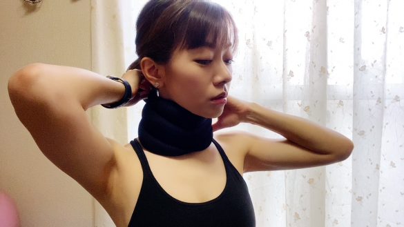 うしろで面ファスナーをとめる