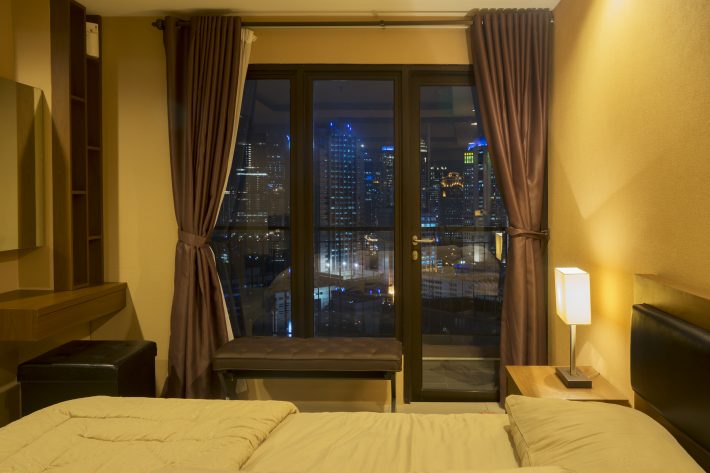 ホテルの窓から丸見えのカップル