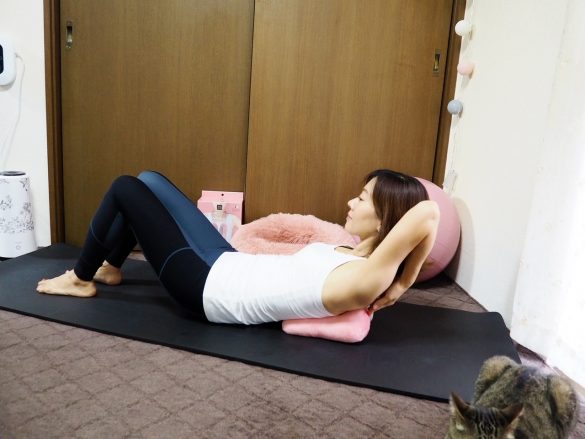 肩甲骨の下に、ボール面を上にした本体を置いたら仰向けになります