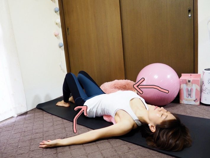 腕を横に広げたストレッチ