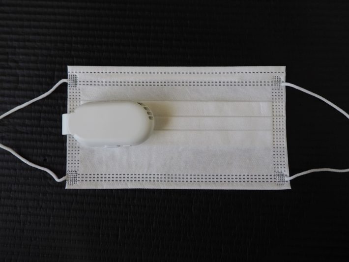 マスクに対して送風口が内側にくるように、クリップで挟むだけ