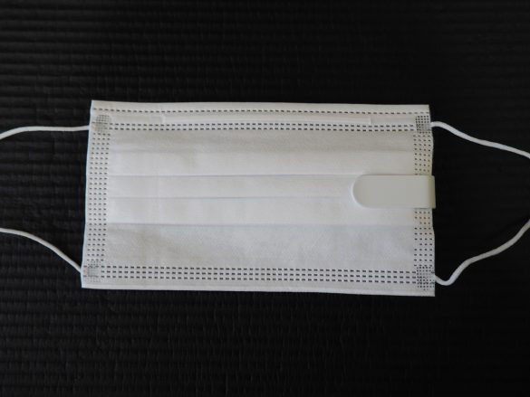 クリップ部分が見えるだけなので、さほど目立たないのではないでしょうか