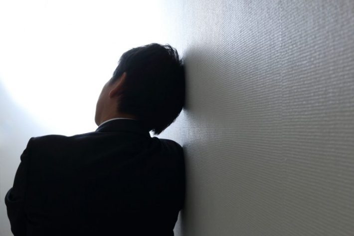 落ち込む男性