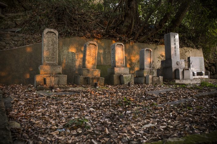 深夜のお墓で車内不倫するカップル