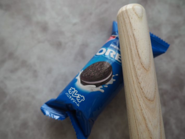 オレオを麺棒で叩いて細かく砕きます