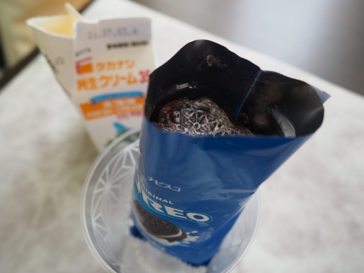 オレオの袋の中に生クリームを1/3くらいまで注ぐ