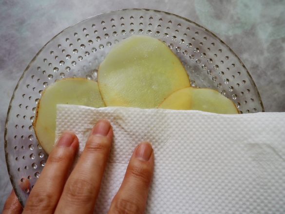 じゃがいもをスライサーで薄切り