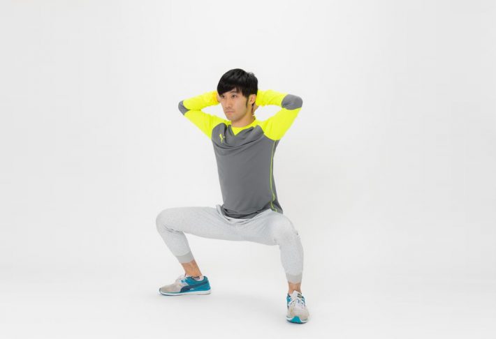 ③お尻を真下にさげるように腰を落としてスクワットします。