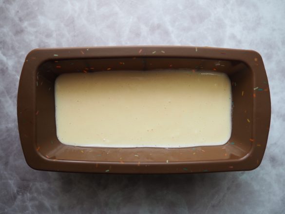 生地を電子レンジ対応の耐熱容器に流し入れる