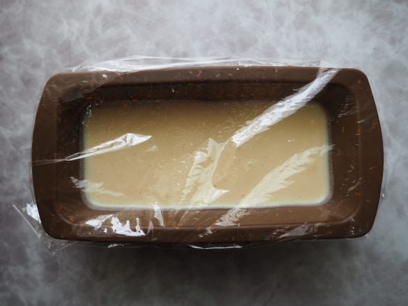 （4）ラップをかけ、500Wに設定した電子レンジで3分加熱