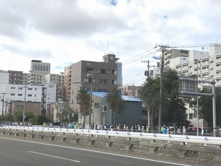 沿道では観客もまばらなエリアも意外と多かった