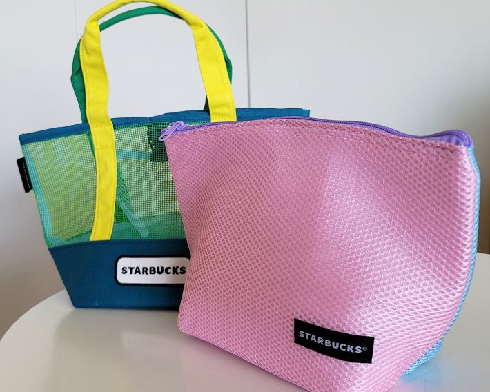 トートバッグ（奥）と保冷ポーチ（手前）。両面で色が違うのがおしゃれ