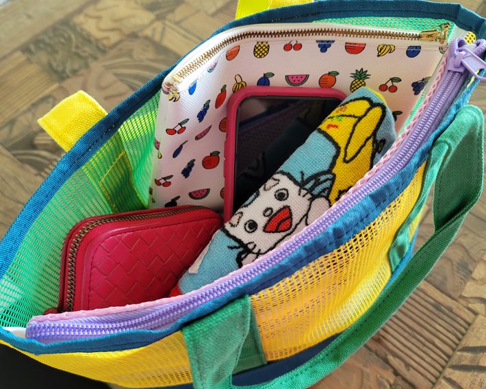 ポーチ、携帯、財布、タオルを入れてもギッシリ感はなし