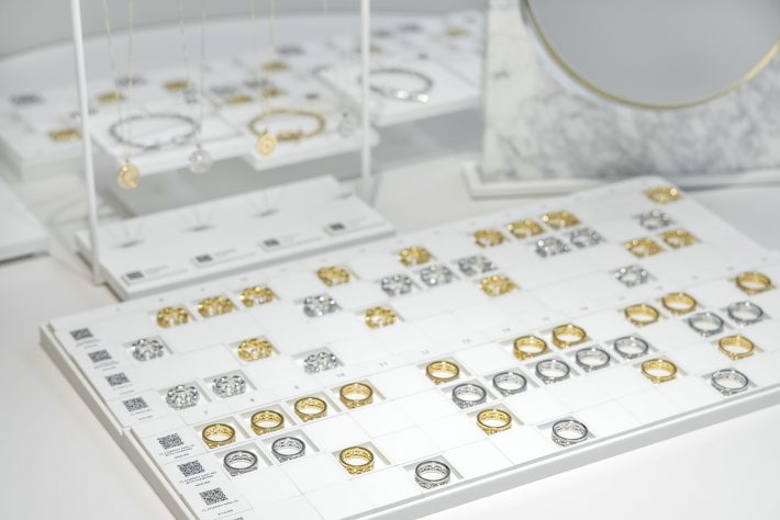 生涯無料保証の高級ジュエリーが、ショーケースに入れずにディスプレイされている