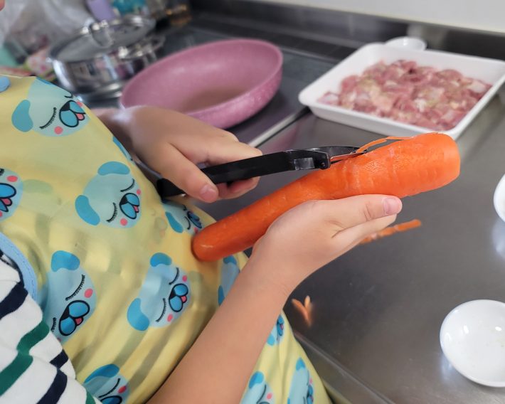 人参や大根の皮むきができるようになりました。個人差があるので焦らずに！