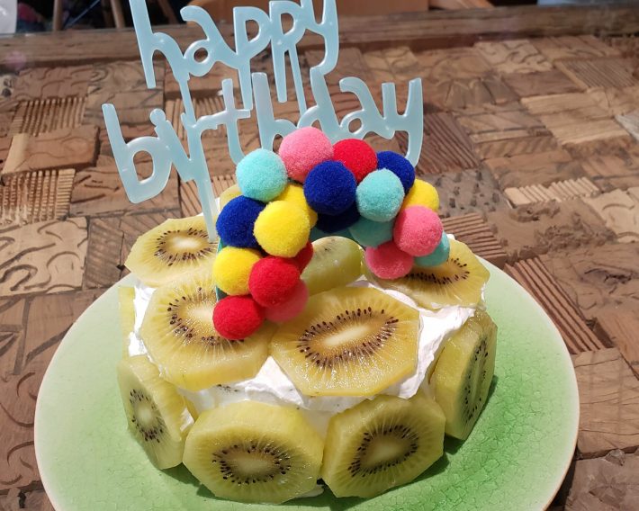 息子が作ったおじいちゃんのバースデーケーキ。つまみ食いも含めて楽しい時間にしましょう