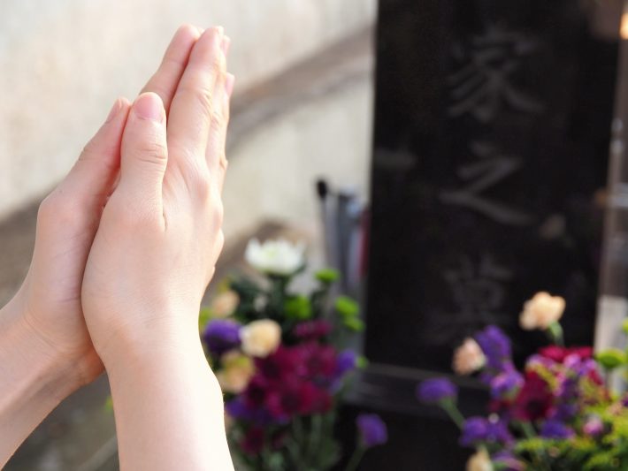 墓参りで合掌する女性の手