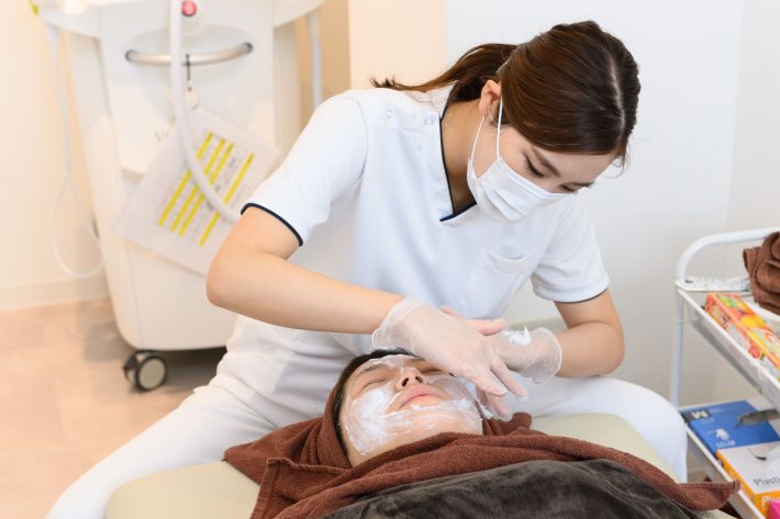 顔に麻酔クリームを塗って、15分ほど待つ