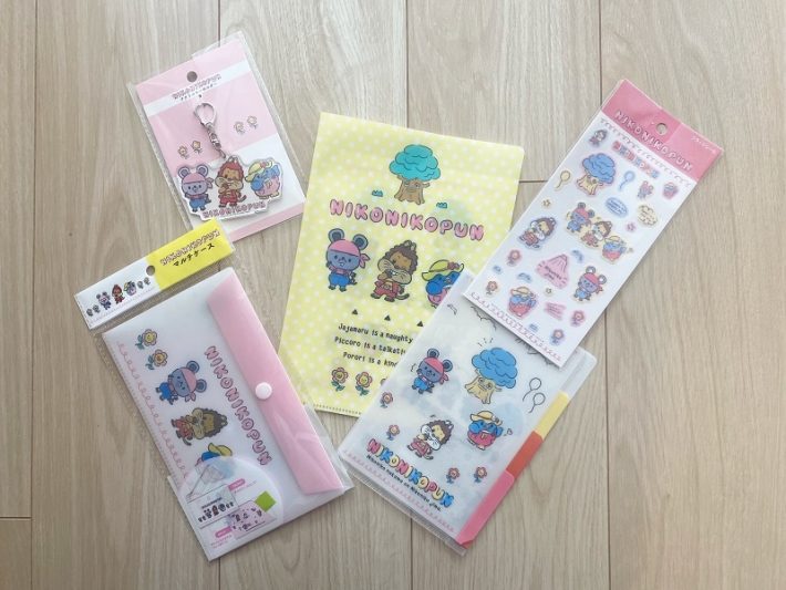 にこにこ、ぷん