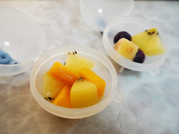 下側にカットしたフルーツを入れる。