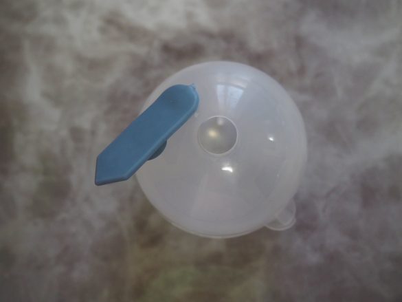 お好みの飲み物を容器上部の丸い穴から注ぐだけ