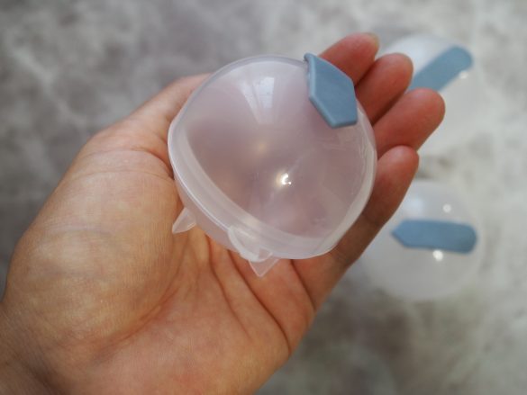 大きさはガチャガチャのカプセルよりもやや小さいくらい