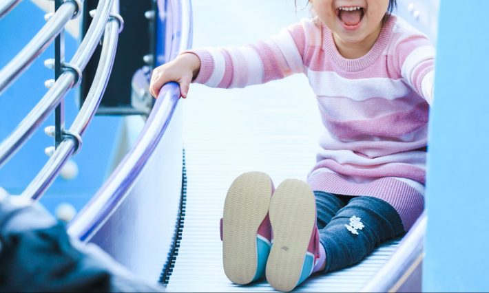 公園で遊ぶ女の子