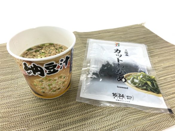インスタントのカップ味噌汁とカットわかめで超お手軽な腸活メニューに
