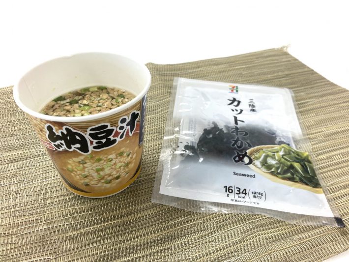 インスタントのカップ味噌汁とカットわかめで超お手軽な腸活メニューに