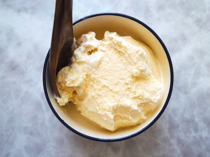 「スーパーカップ」の中身を耐熱容器に移し