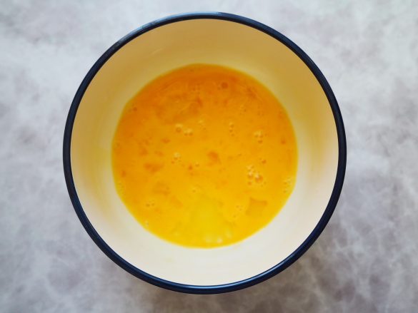 といた卵を溶かした「スーパーカップ」に加える