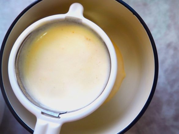 こし器を使ってこしておくと、舌ざわりが滑らかになるそう