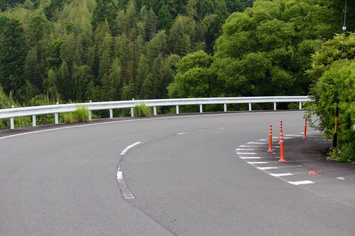 手がハンドルから離れていた