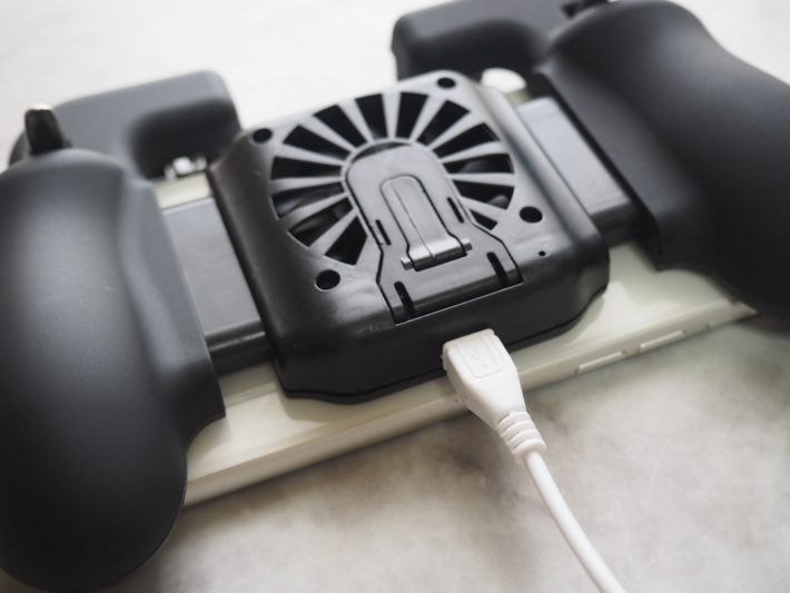 microBケーブルを接続し、コンセントにさします。