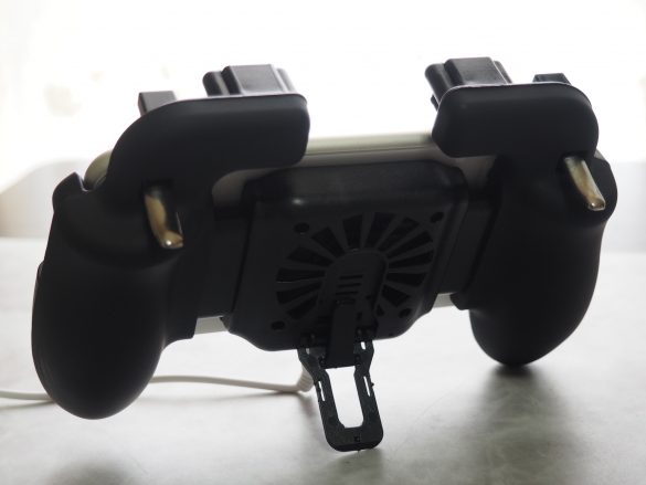 後のスタンドを使えば角度を調整できます。