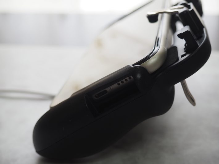 横から充電器をさし込めます。