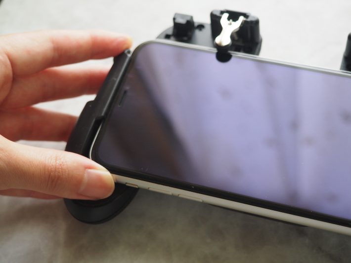 動画を見るときはシルバーのパーツは上げても下ろしておいてもいい