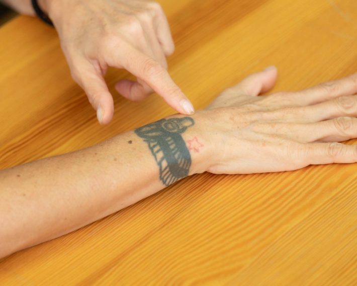 腕のタトゥーにこめられた意味