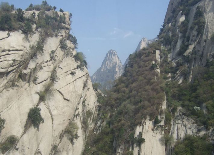 ①麓から見た華山。かなり険しそうだ