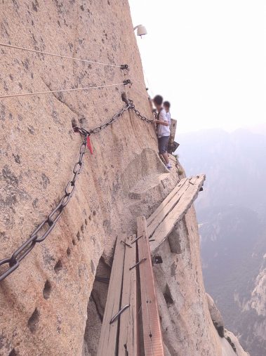 底が抜けそうな木製の桟道で怖さ倍増