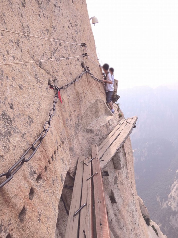 底が抜けそうな木製の桟道で怖さ倍増