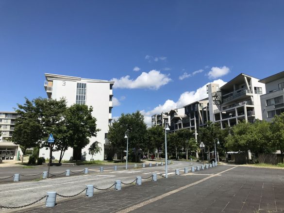 今井ニュータウン⑥（敷地内の最も遠い建物からでも今井駅までは徒歩15分ほど）