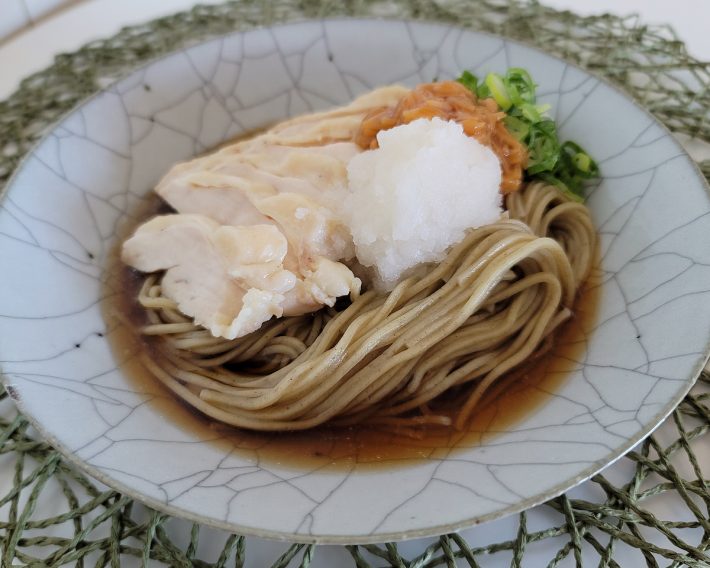 大根おろしと一緒に乗せて食べる冷やしそばは絶品