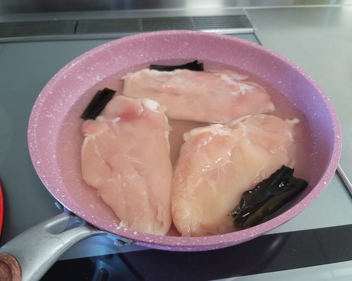 むね肉3枚を並べて300～350mlの料理酒を注ぐのが適量