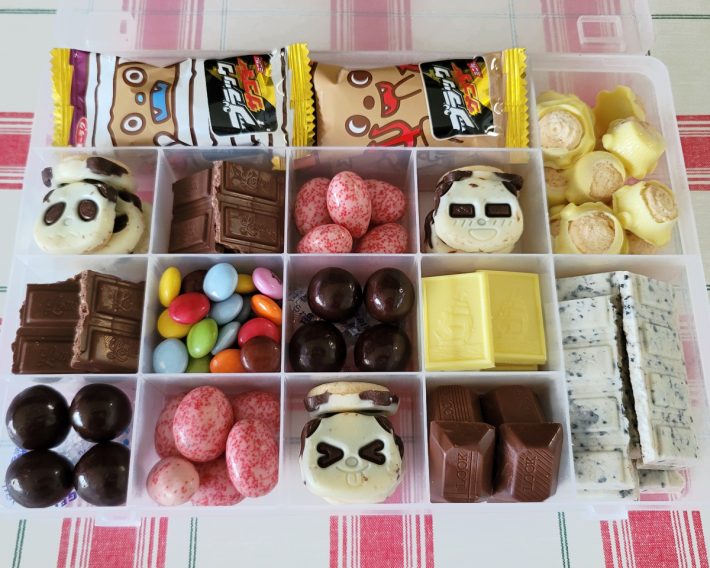 マーブルチョコレートやナッツ入りチョコレートを足して完成した2021年秋版チョコレートパレット