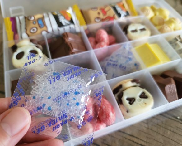 食品用乾燥剤は5～6個入ったものが100円ショップで購入できる