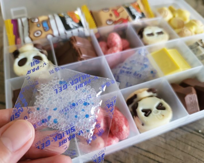 食品用乾燥剤は5～6個入ったものが100円ショップで購入できる